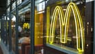 Mc Donald's-Filiale am Bahnhof in Hamburg: Einige Kunden haben sich bei der Verbraucherzentrale Hamburg über die Getränkeauswahl an Automaten beschwert.