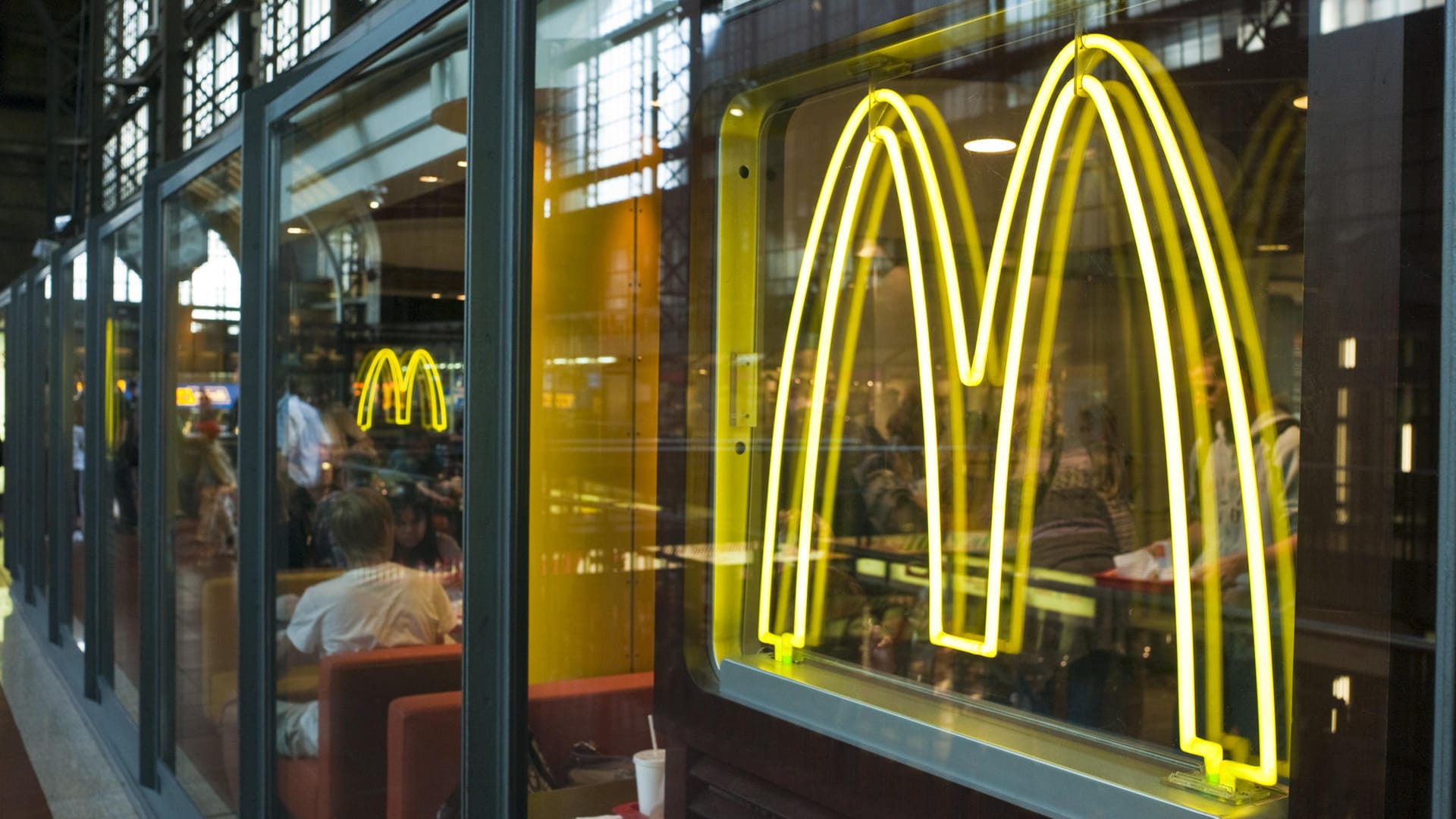 Mc Donald's-Filiale am Bahnhof in Hamburg: Einige Kunden haben sich bei der Verbraucherzentrale Hamburg über die Getränkeauswahl an Automaten beschwert.