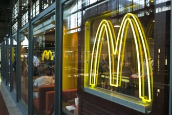 Mc Donald's-Filiale am Bahnhof in Hamburg: Einige Kunden haben sich bei der Verbraucherzentrale Hamburg über die Getränkeauswahl an Automaten beschwert.