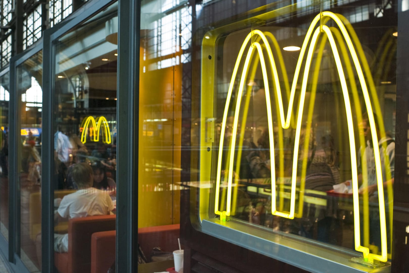 Mc Donald's-Filiale am Bahnhof in Hamburg: Einige Kunden haben sich bei der Verbraucherzentrale Hamburg über die Getränkeauswahl an Automaten beschwert.