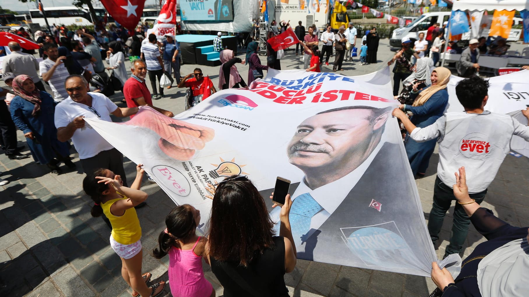Wahlkampfveranstaltung der Partei AKP mit einem Transparent von Erdogan: Am 24. Juni finden in der Türkei vorgezogene Präsidentschafts- und Parlamentswahlen statt: Der Ausgang ist offen. Wahlkampfveranstaltung der Partei AKP mit einem Transparent von Erdogan: Am 24. Juni finden in der Türkei vorgezogene Präsidentschafts- und Parlamentswahlen statt: Der Ausgang ist offen.