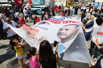 Wahlkampfveranstaltung der Partei AKP mit einem Transparent von Erdogan: Am 24. Juni finden in der Türkei vorgezogene Präsidentschafts- und Parlamentswahlen statt: Der Ausgang ist offen.