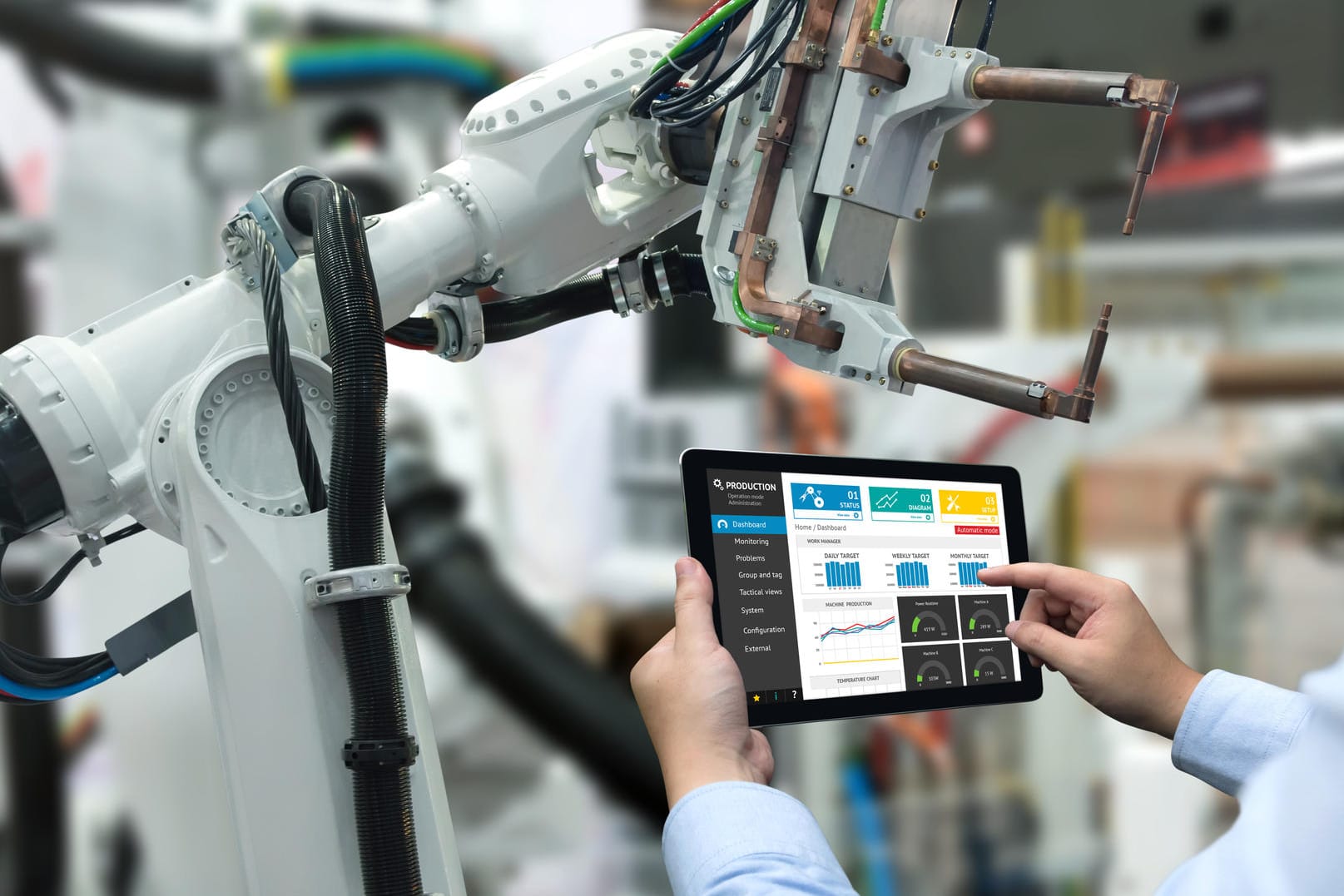 Ein Ingenieur steuert einen Roboterarm: Wer haftet für die Fehler einer Künstlichen Intelligenz?