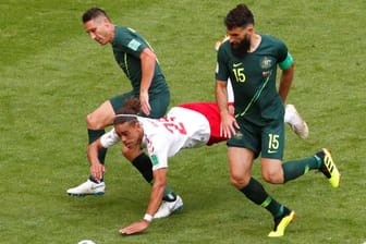 Dänemarks Yussuf Poulsen (Mitte) im Duell mit Australiens Torschütze Mile Jedinak und Mark Milligan.