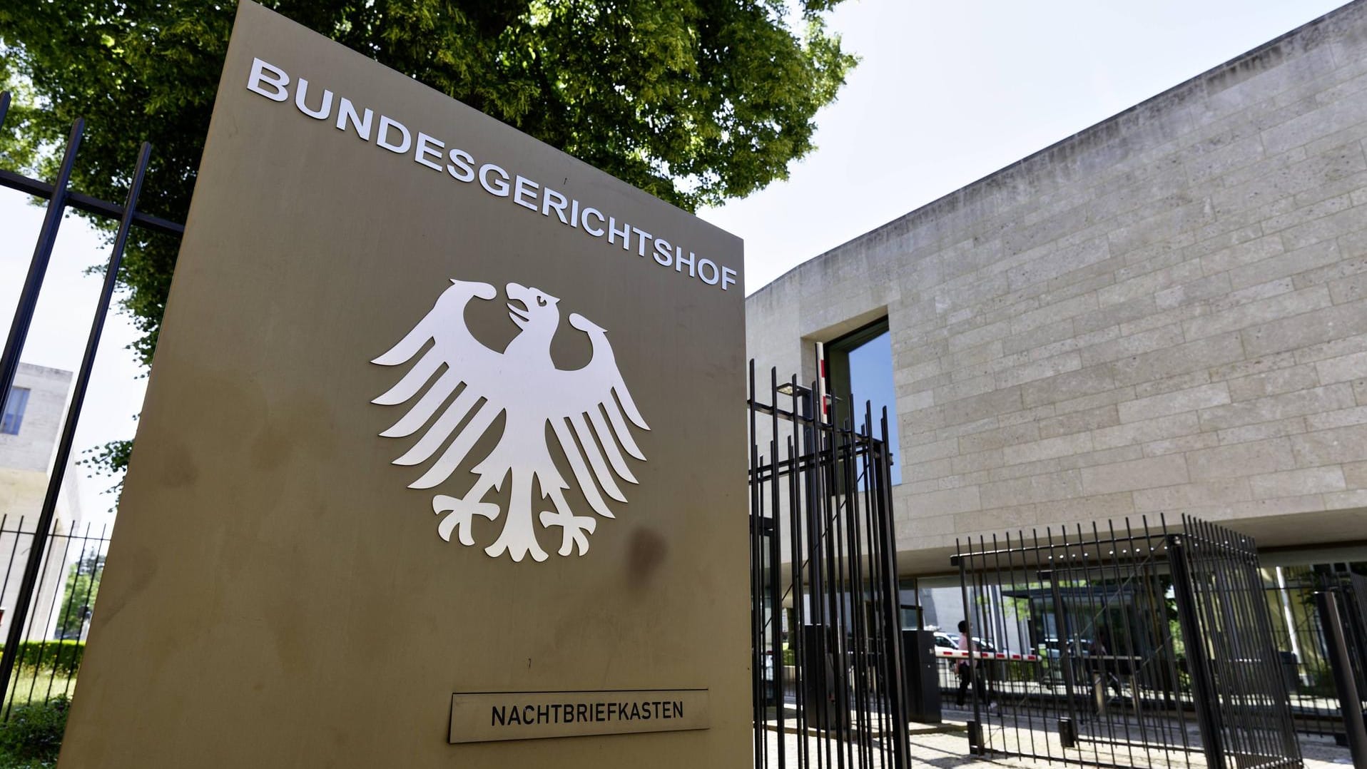 Der Bundesgerichtshof in Karlsruhe: Das Brandstifter-Urteil gegen Neonazis wurde aufgehoben. Der Bundesgerichtshof in Karlsruhe: Das Brandstifter-Urteil gegen Neonazis wurde aufgehoben.