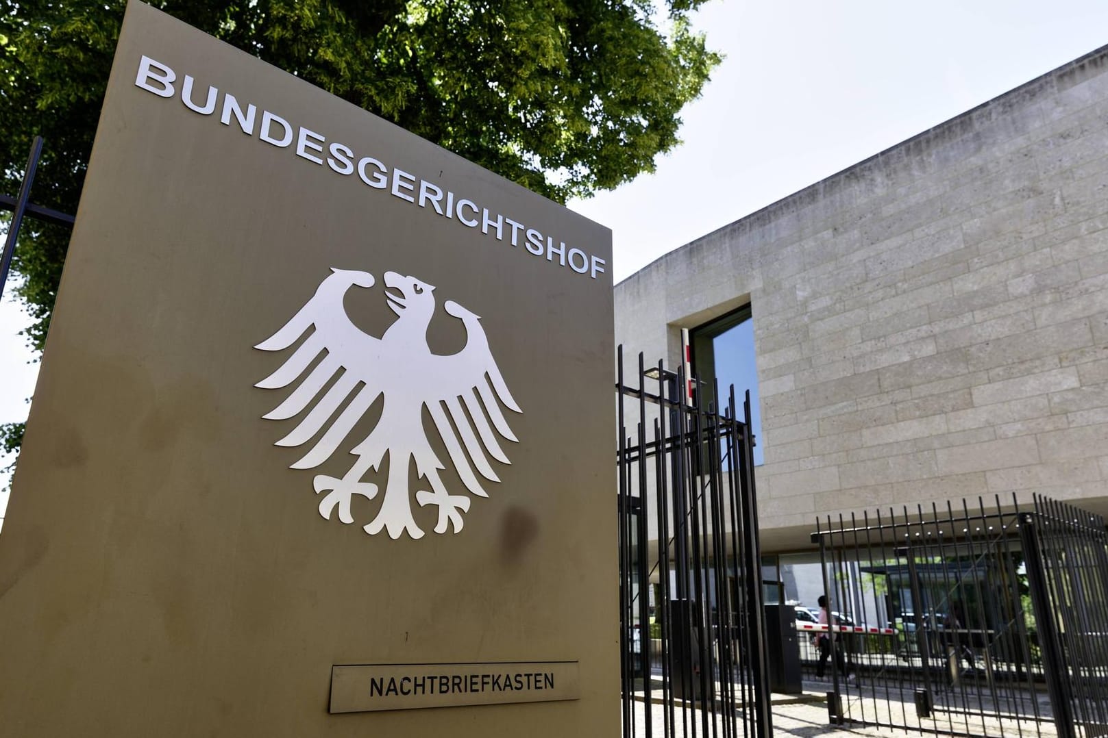 Der Bundesgerichtshof in Karlsruhe: Das Brandstifter-Urteil gegen Neonazis wurde aufgehoben.