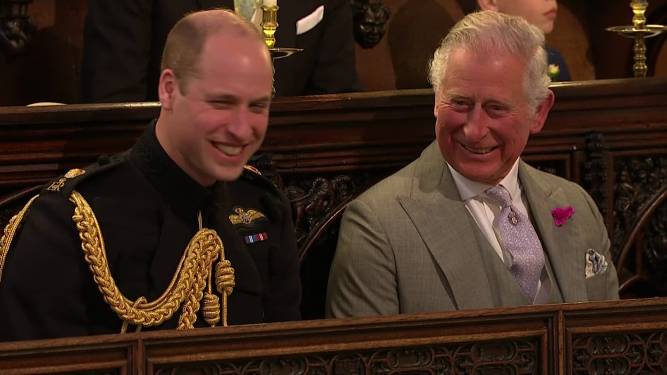 Prinz William und Prinz Charles: Hier gibt es bei der Hochzeit von Harry und Meghan etwas zu lachen für Vater und Sohn.