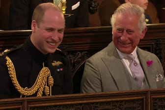 Prinz William und Prinz Charles: Hier gibt es bei der Hochzeit von Harry und Meghan etwas zu lachen für Vater und Sohn.
