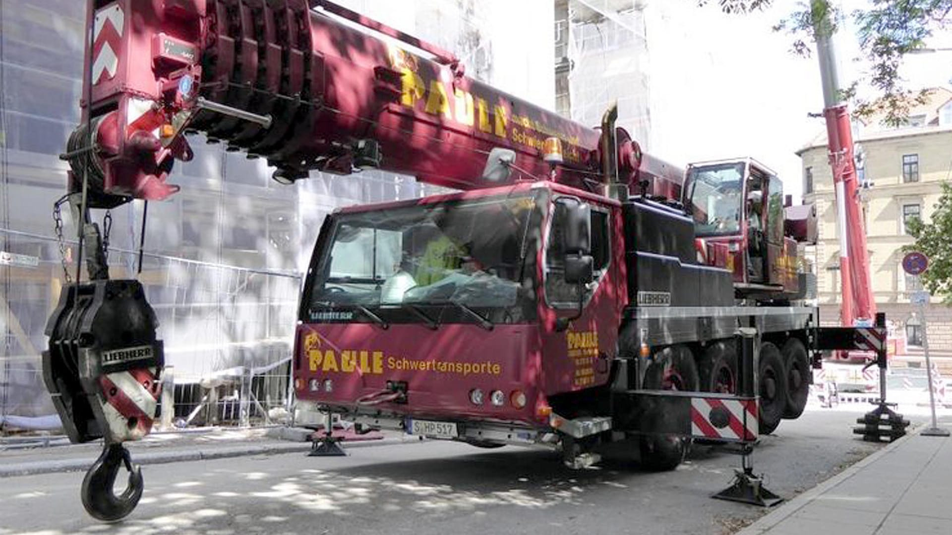 Tonnenschwere Beute: Dieser Autokran wurde im März direkt von einem Firmengelände gestohlen. Tonnenschwere Beute: Dieser Autokran wurde im März direkt von einem Firmengelände gestohlen.
