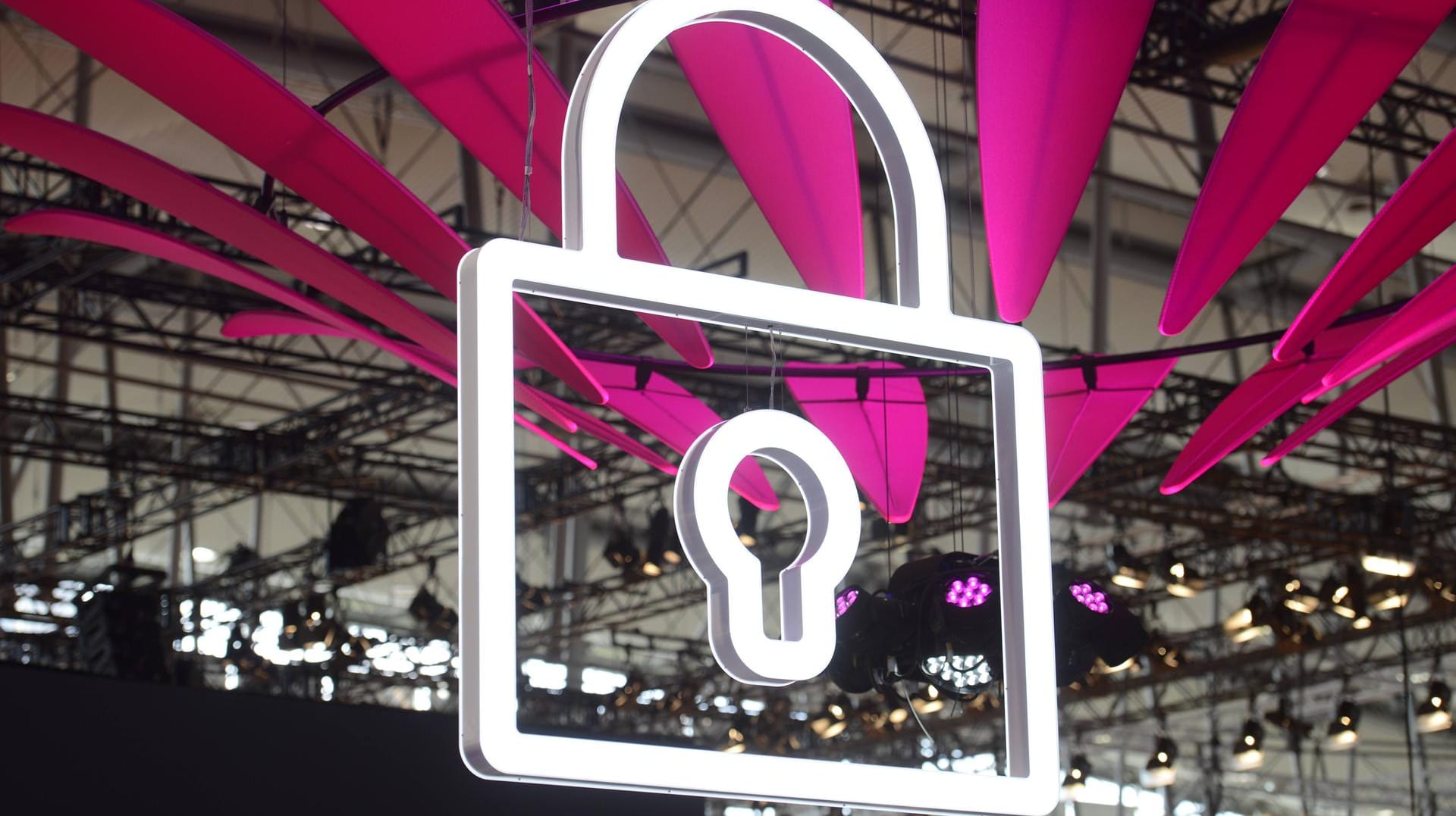 Messestand der Deutschen Telekom: Sicherheitswarnungen per Post