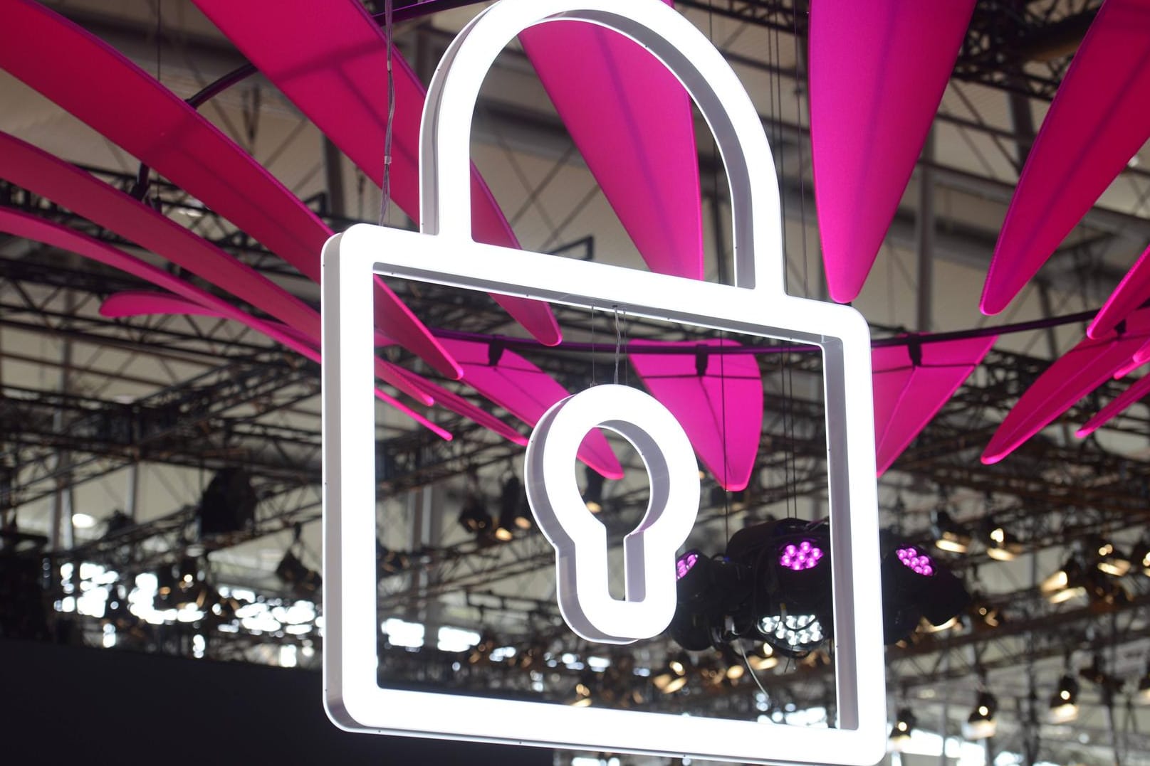 Messestand der Deutschen Telekom: Sicherheitswarnungen per Post