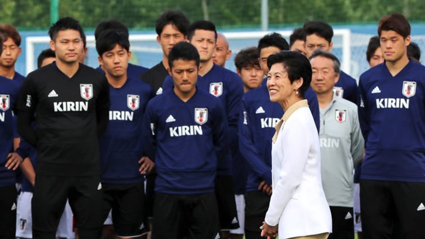 Japans Prinzessin Hisako Takamado besucht die Nationalmannschaft beim Training.