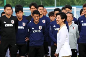 Japans Prinzessin Hisako Takamado besucht die Nationalmannschaft beim Training.