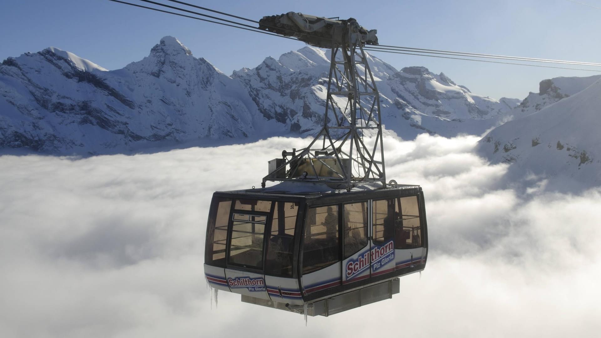 Die Gondel der Schilthornbahn: Die Seilbahn blieb in der Bergstation auf 2.677 Metern Höhe stehen. Die Gondel der Schilthornbahn: Die Seilbahn blieb in der Bergstation auf 2.677 Metern Höhe stehen.
