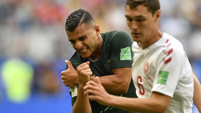 Australiens Andrew Nabbout (l) hält sich seine verletzte Schulter. Australiens Andrew Nabbout (l) hält sich seine verletzte Schulter.