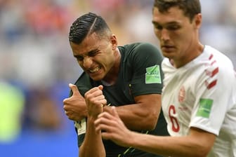 Australiens Andrew Nabbout (l) hält sich seine verletzte Schulter.