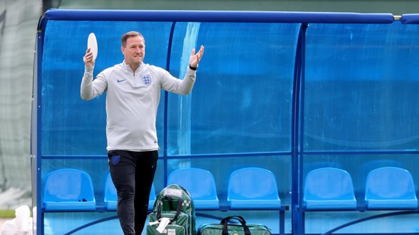 Englands Co-Trainer Steve Holland hält beim Training der Three Lions einen Zettel in seiner Rechten.