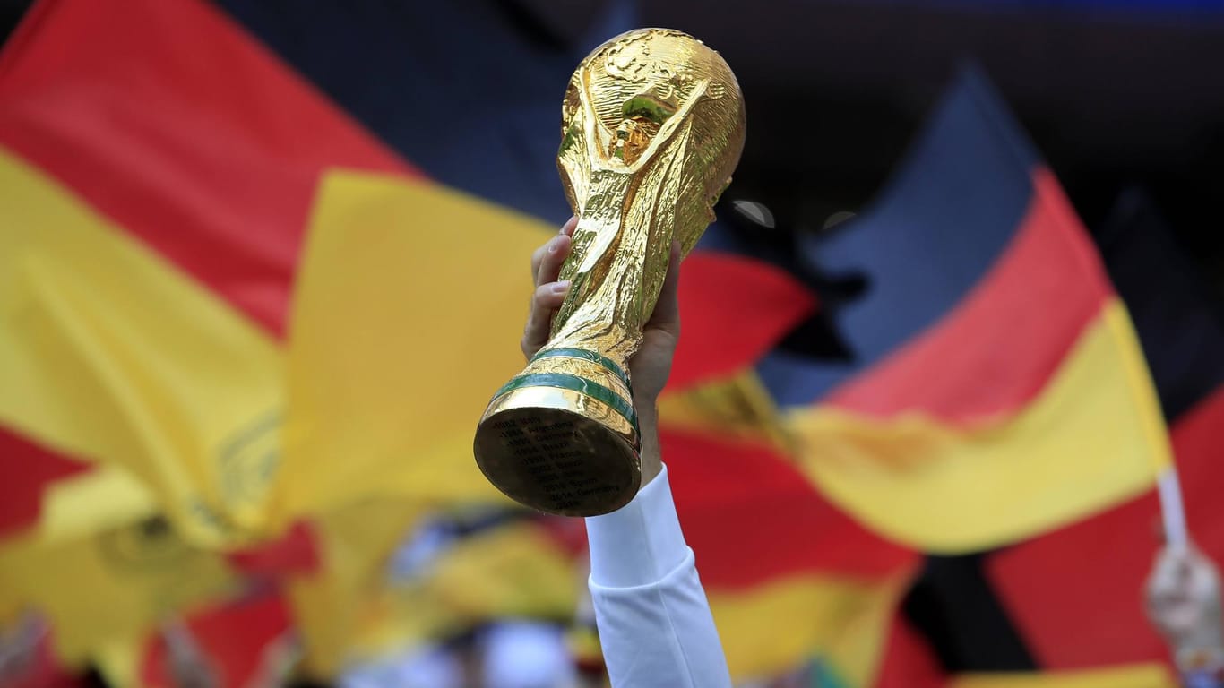 Ein Fan hält einen selbst gebastelten WM-Pokal in die Luft: Für Deutschland gibt es nach dem bitteren WM-Auftakt gegen Mexiko noch Hoffnung.