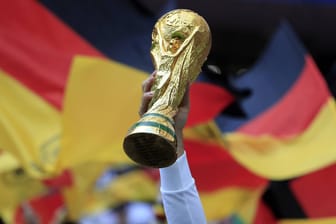 Ein Fan hält einen selbst gebastelten WM-Pokal in die Luft: Für Deutschland gibt es nach dem bitteren WM-Auftakt gegen Mexiko noch Hoffnung.