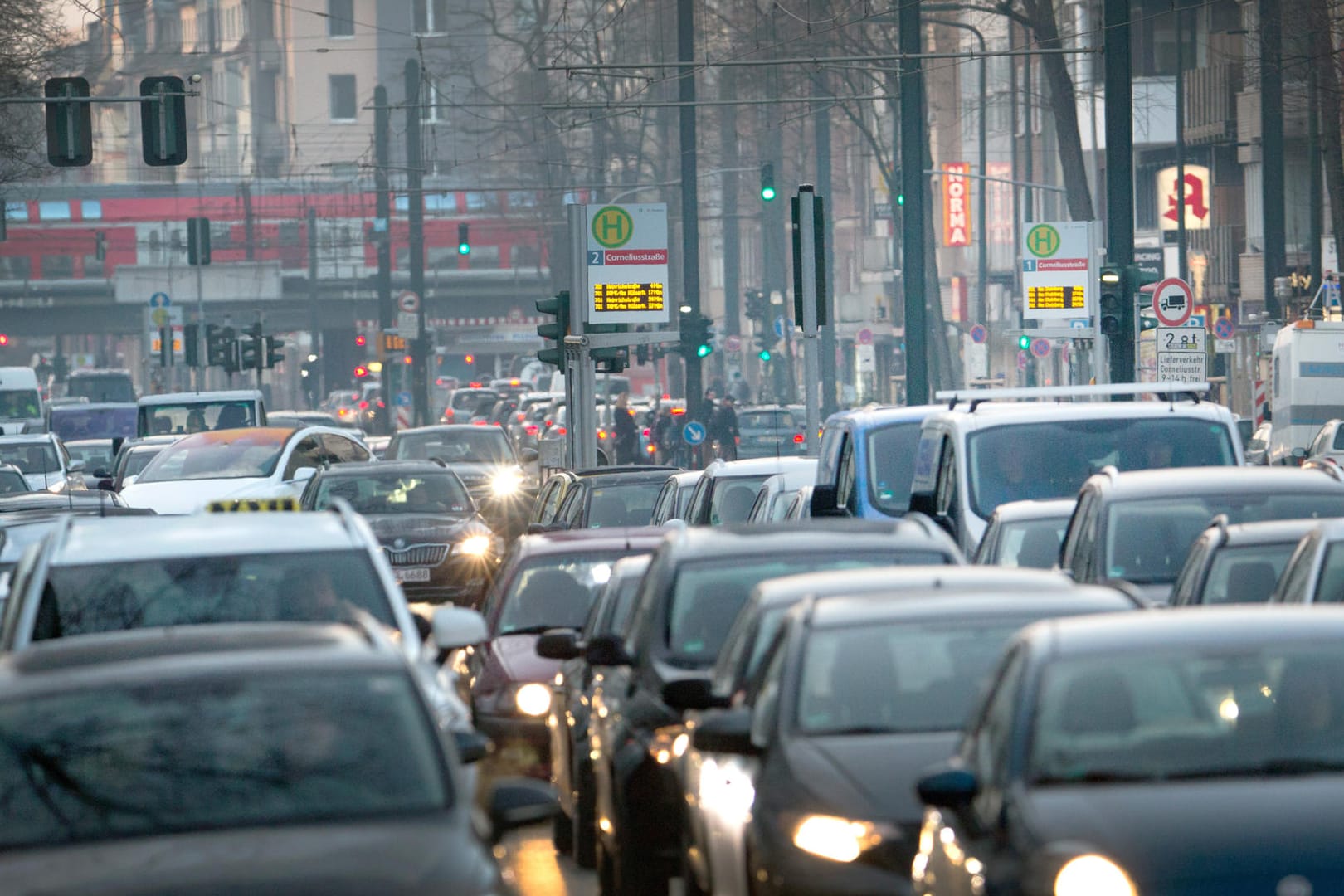 Dichter Verkehr in Düsseldorf: In der Landeshauptstadt sind Fahrverbote möglich.