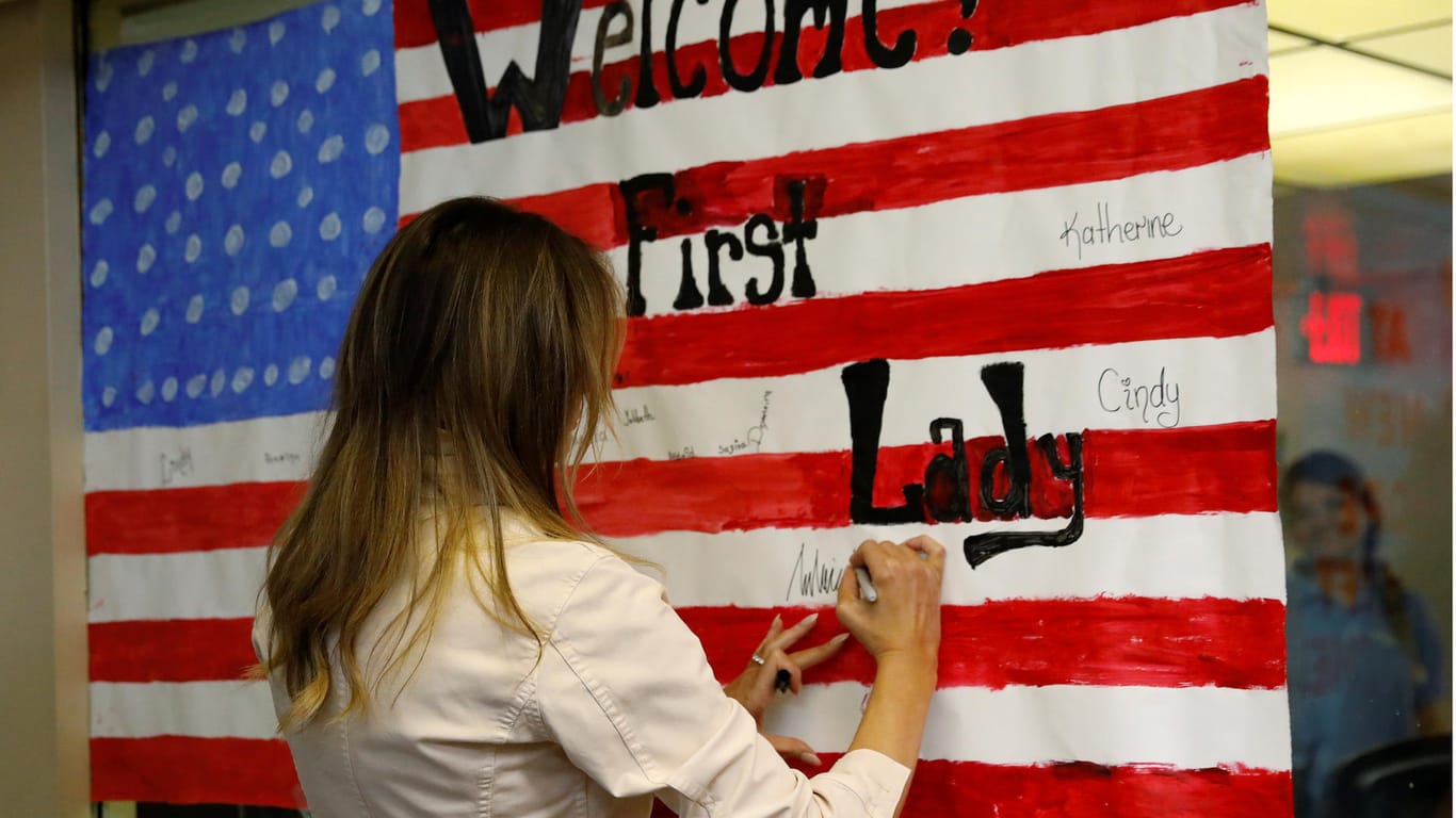 Melania Trump in Texas: Die First Lady unterschreibt auf einer von Kindern gemalten US-Flagge.
