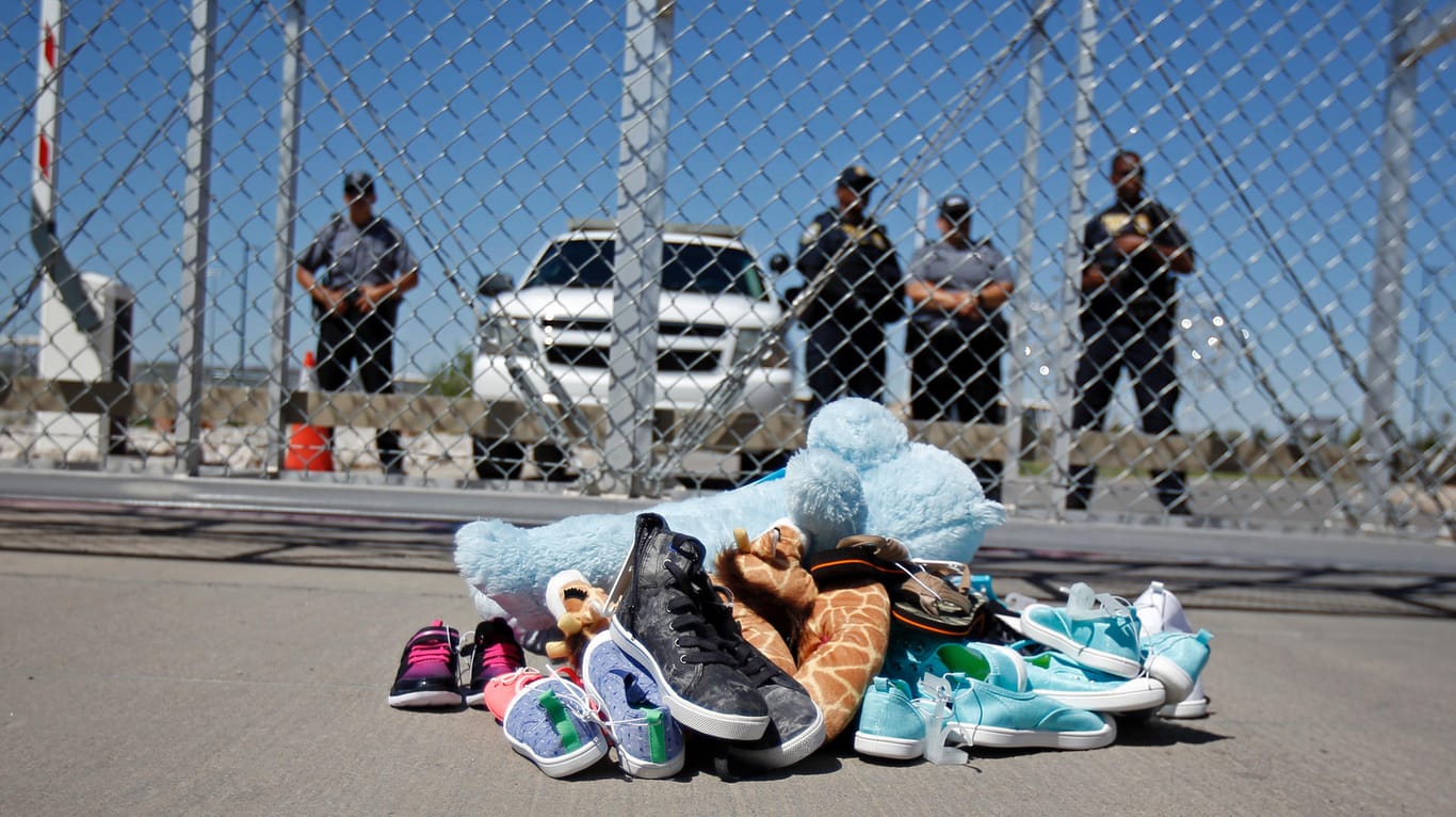 Kinderschuhe und Spielsachen an der Grenze bei Tornillo: Die US-Armee soll nun unbegleitete minderjährige Migranten in Obhut nehmen.