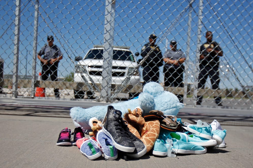 Kinderschuhe und Spielsachen an der Grenze bei Tornillo: Die US-Armee soll nun unbegleitete minderjährige Migranten in Obhut nehmen.