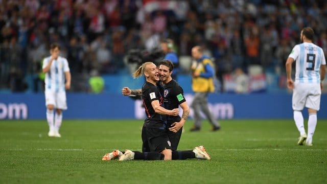 Nach dem 3:0-Sieg über Argentinien liegen sich die Kroaten Domagoj Vida (M,l) und Sime Vrsaljko (M,r) in den Armen.