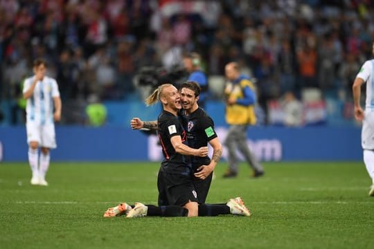 Nach dem 3:0-Sieg über Argentinien liegen sich die Kroaten Domagoj Vida (M,l) und Sime Vrsaljko (M,r) in den Armen.