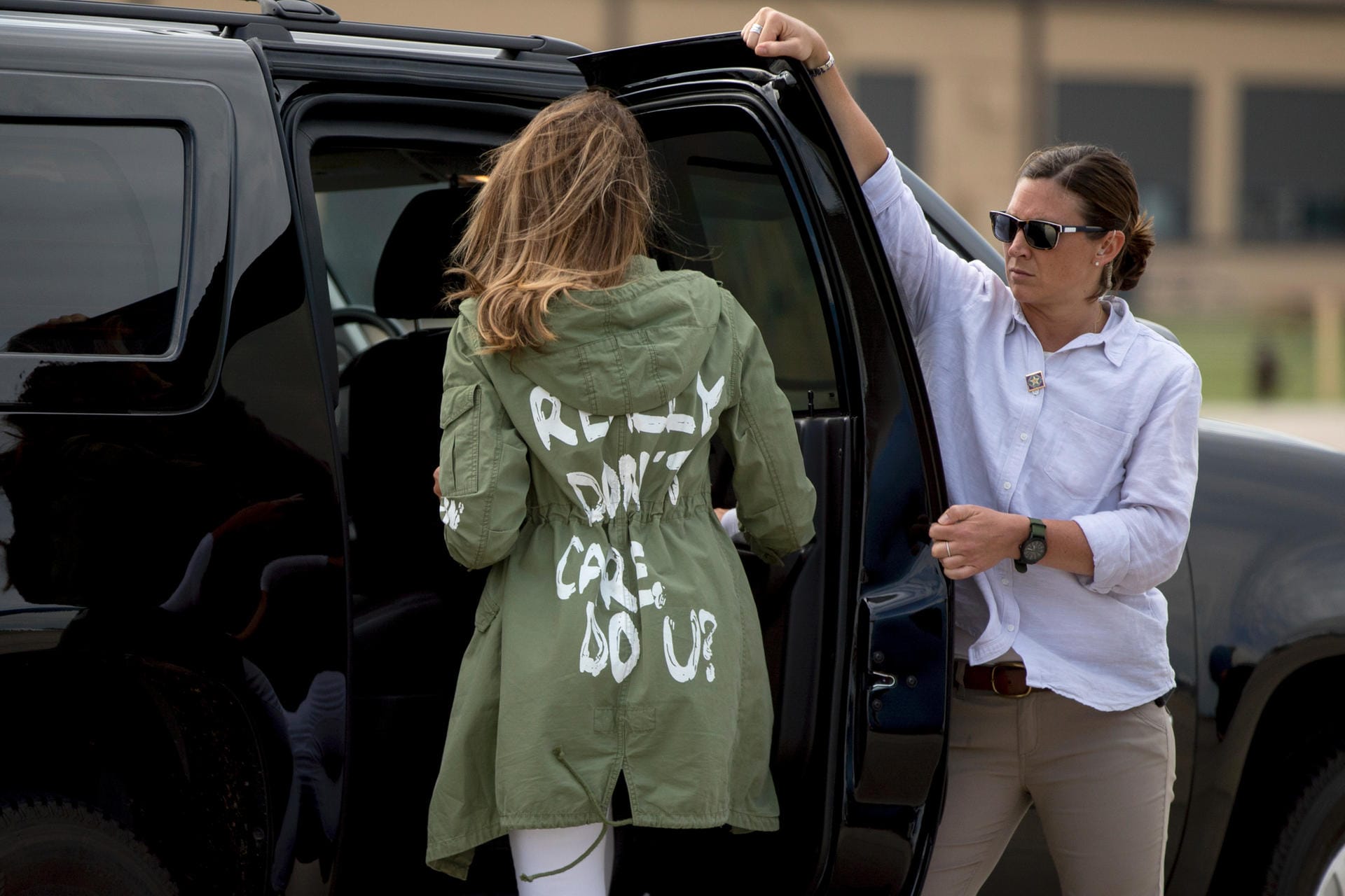 Melania Trumps Jacke: Melania Trump hat mit einer Jacke, die sie auf der Reise zu Flüchtlingskindern an der mexikanischen Grenze getragen hat, Diskussionen ausgelöst.