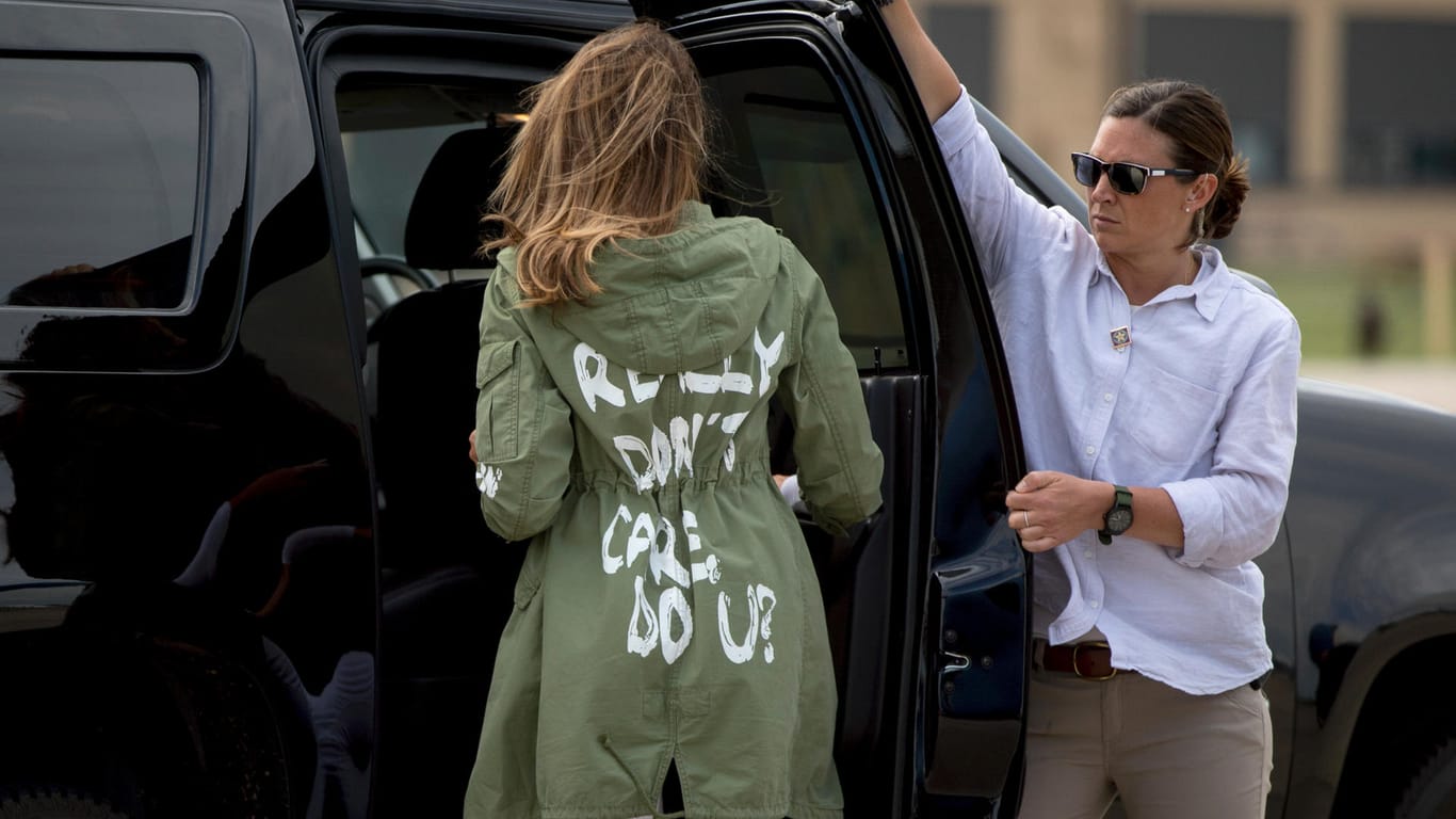 Melania Trumps Jacke: Melania Trump hat mit einer Jacke, die sie auf der Reise zu Flüchtlingskindern an der mexikanischen Grenze getragen hat, Diskussionen ausgelöst.