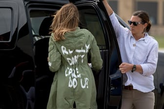 Melania Trumps Jacke: Melania Trump hat mit einer Jacke, die sie auf der Reise zu Flüchtlingskindern an der mexikanischen Grenze getragen hat, Diskussionen ausgelöst.