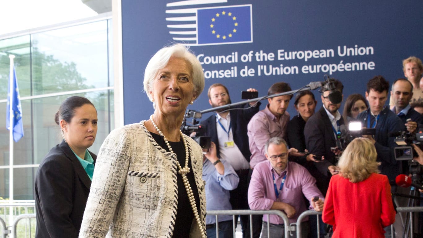Christine Lagarde, geschäftsführende Direktorin des Internationalen Währungsfonds (IWF), kommt zu einem Treffen der Eurogruppe: Die letzte Etappe der seit 2008 laufenden Rettungsbemühungen für das hoch verschuldete Euro-Land soll beginnen.