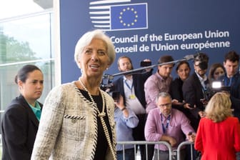 Christine Lagarde, geschäftsführende Direktorin des Internationalen Währungsfonds (IWF), kommt zu einem Treffen der Eurogruppe: Die letzte Etappe der seit 2008 laufenden Rettungsbemühungen für das hoch verschuldete Euro-Land soll beginnen.
