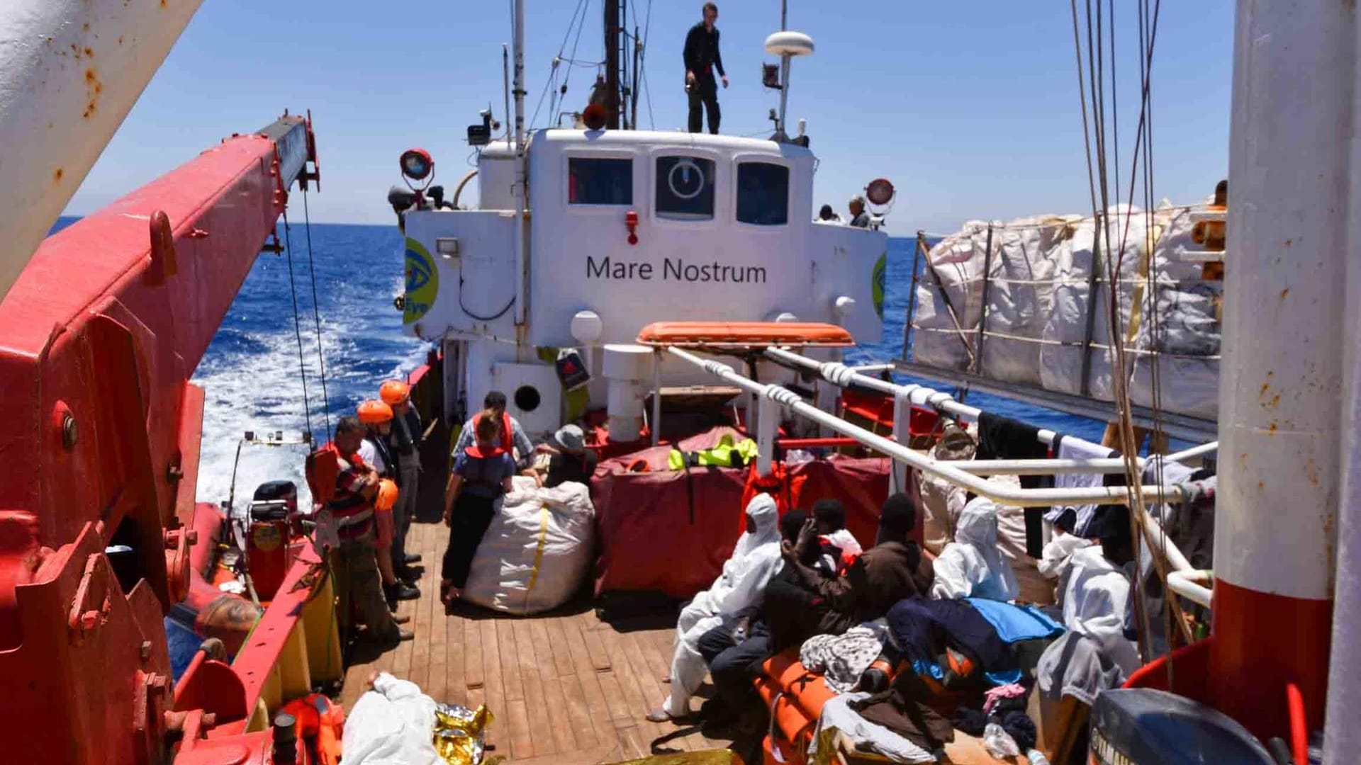 Migranten sitzen nach ihrer Rettung an Deck des Regensburger Rettungsschiffes Seefuchs: Die deutschen Seenotretter haben bei der Aktion im Mai 128 Migranten im Mittelmeer das Leben gerettet.