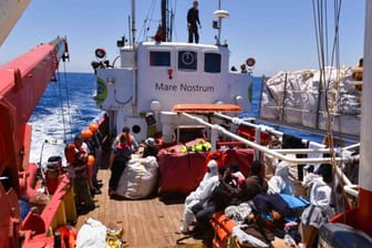 Migranten sitzen nach ihrer Rettung an Deck des Regensburger Rettungsschiffes Seefuchs: Die deutschen Seenotretter haben bei der Aktion im Mai 128 Migranten im Mittelmeer das Leben gerettet.