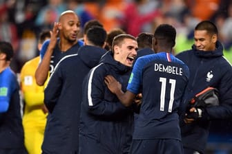 Die Spieler der französischen Nationalmannschaft feiern im Jekaterinburg-Stadion den Sieg über Peru.