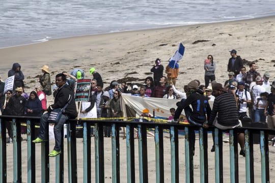 Migranten am Grenzzaun zu den USA: Unter Donald Trump macht das Land die Grenzen dicht und richtet seine Politik vor allem auf nationale Vorteile aus.