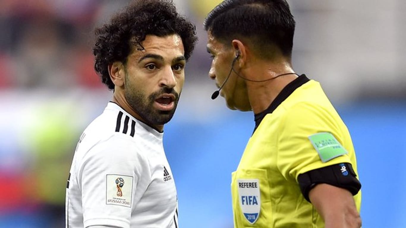 Ägypten-Star Mohamed Salah (l) und Schiedsrichter Enrique Caceres im Zwiegespräch.