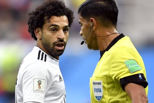 Ägypten-Star Mohamed Salah (l) und Schiedsrichter Enrique Caceres im Zwiegespräch.