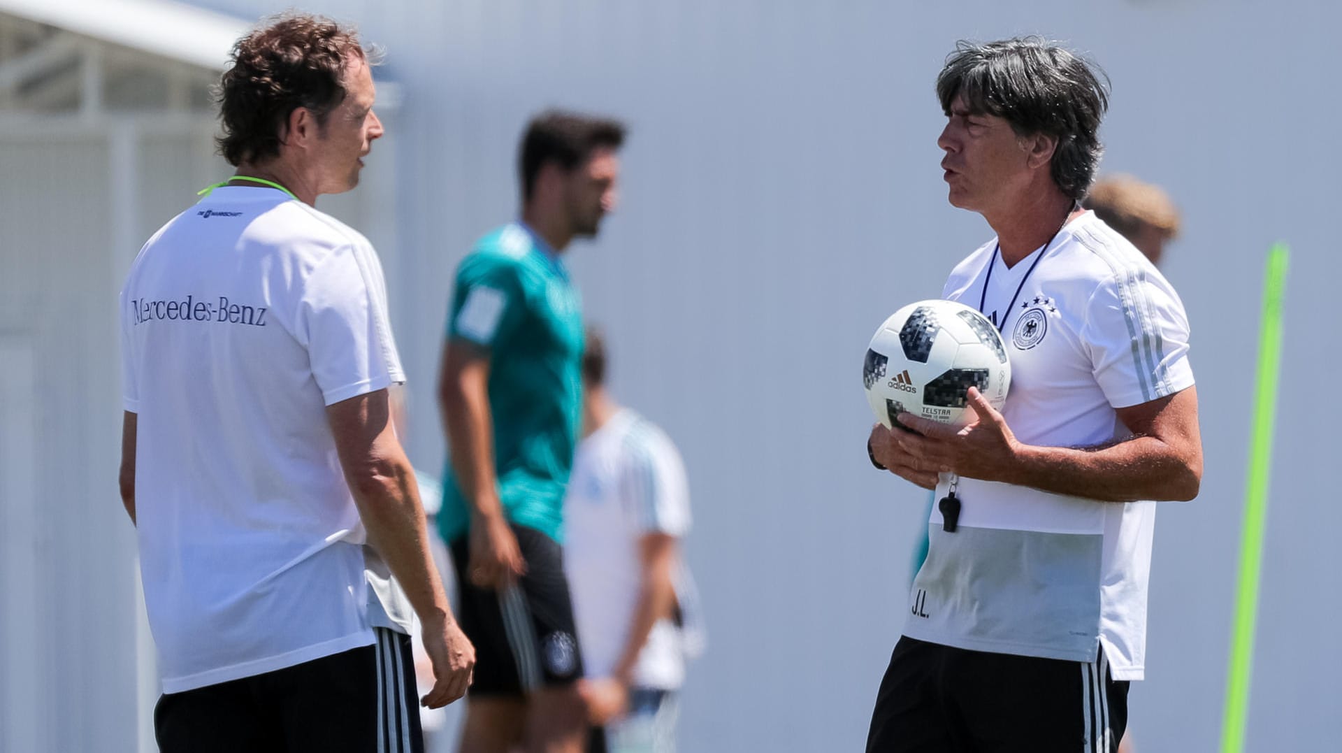 Bundestrainer Joachim Löw und Assistenztrainer Marcus Sorg: Gegen Schweden steht die DFB-Elf unter massivem Erfolgsdruck. Bundestrainer Joachim Löw und Assistenztrainer Marcus Sorg: Gegen Schweden steht die DFB-Elf unter massivem Erfolgsdruck.