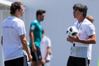 Bundestrainer Joachim Löw und Assistenztrainer Marcus Sorg: Gegen Schweden steht die DFB-Elf unter massivem Erfolgsdruck.
