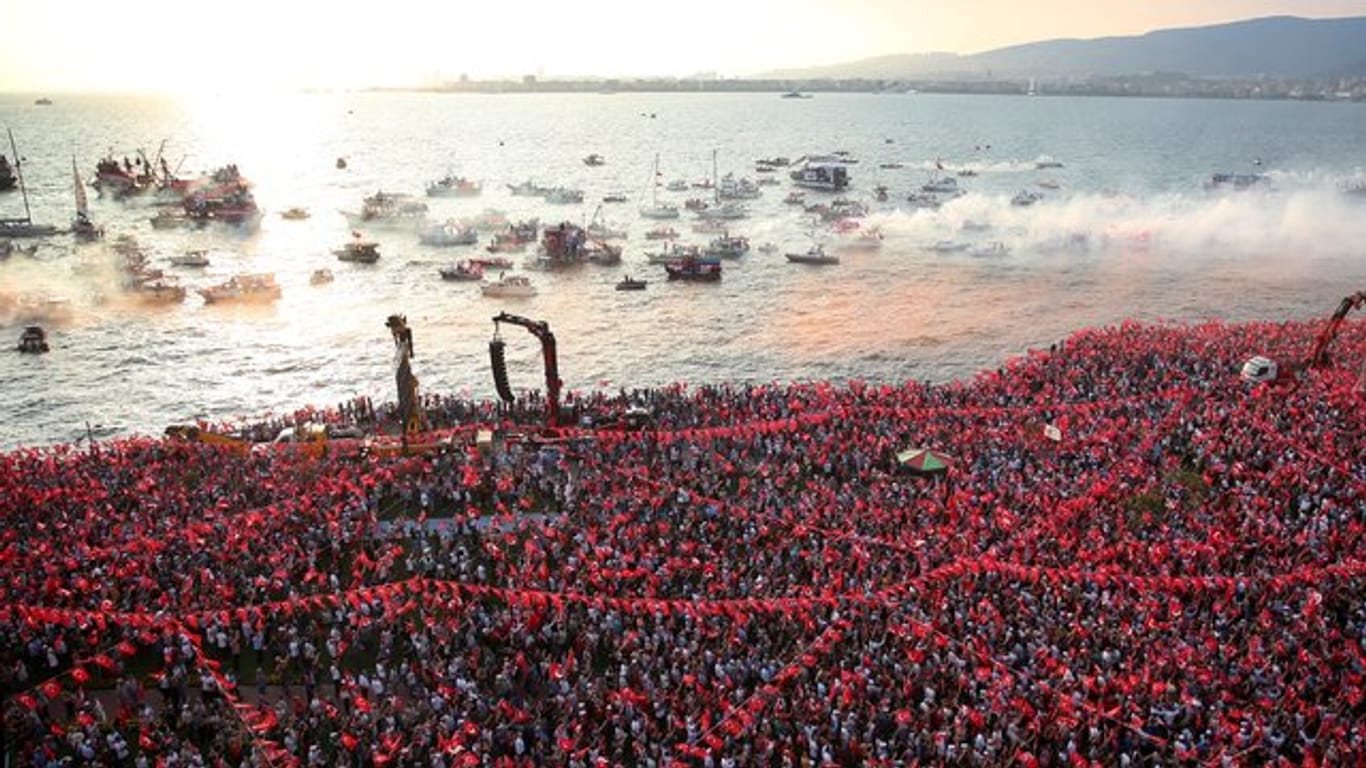 Tausende Menschen nehmen an einer Wahlkampfveranstaltung von Muharrem Ince, dem Präsidentschaftskandidaten der Oppositionspartei CHP, in Izmir teil.