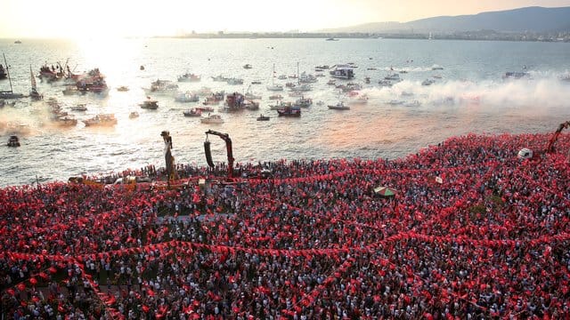 Tausende Menschen nehmen an einer Wahlkampfveranstaltung von Muharrem Ince, dem Präsidentschaftskandidaten der Oppositionspartei CHP, in Izmir teil.