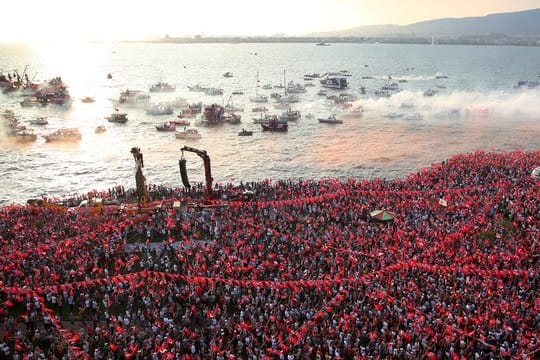 Tausende Menschen nehmen an einer Wahlkampfveranstaltung von Muharrem Ince, dem Präsidentschaftskandidaten der Oppositionspartei CHP, in Izmir teil.