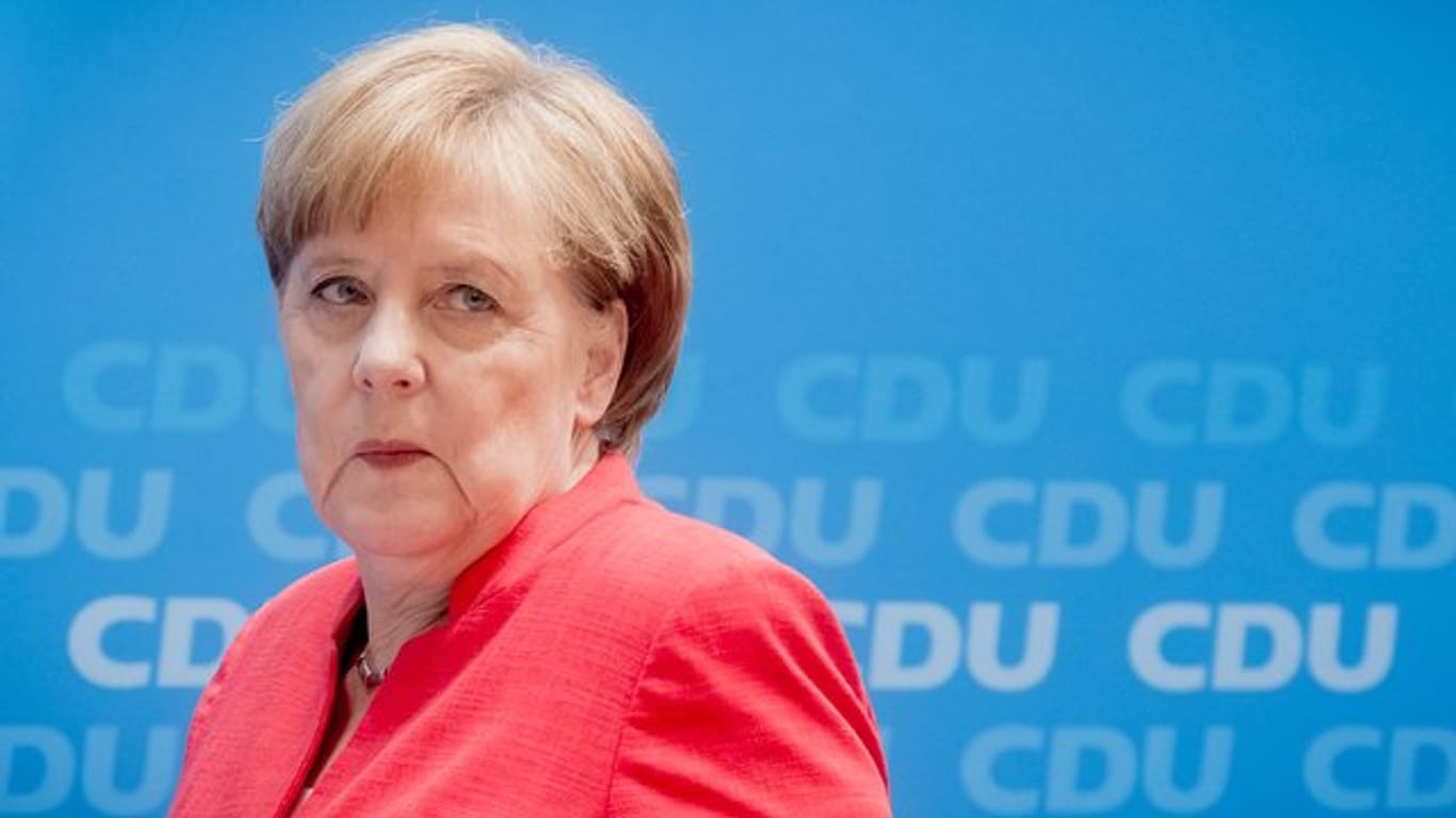 In einer Umfrage des Meinungsforschungsinstituts YouGov sprachen sich 43 Prozent dafür aus, dass Merkel zurücktritt und ihr Amt an einen Nachfolger oder eine Nachfolgerin übergibt.