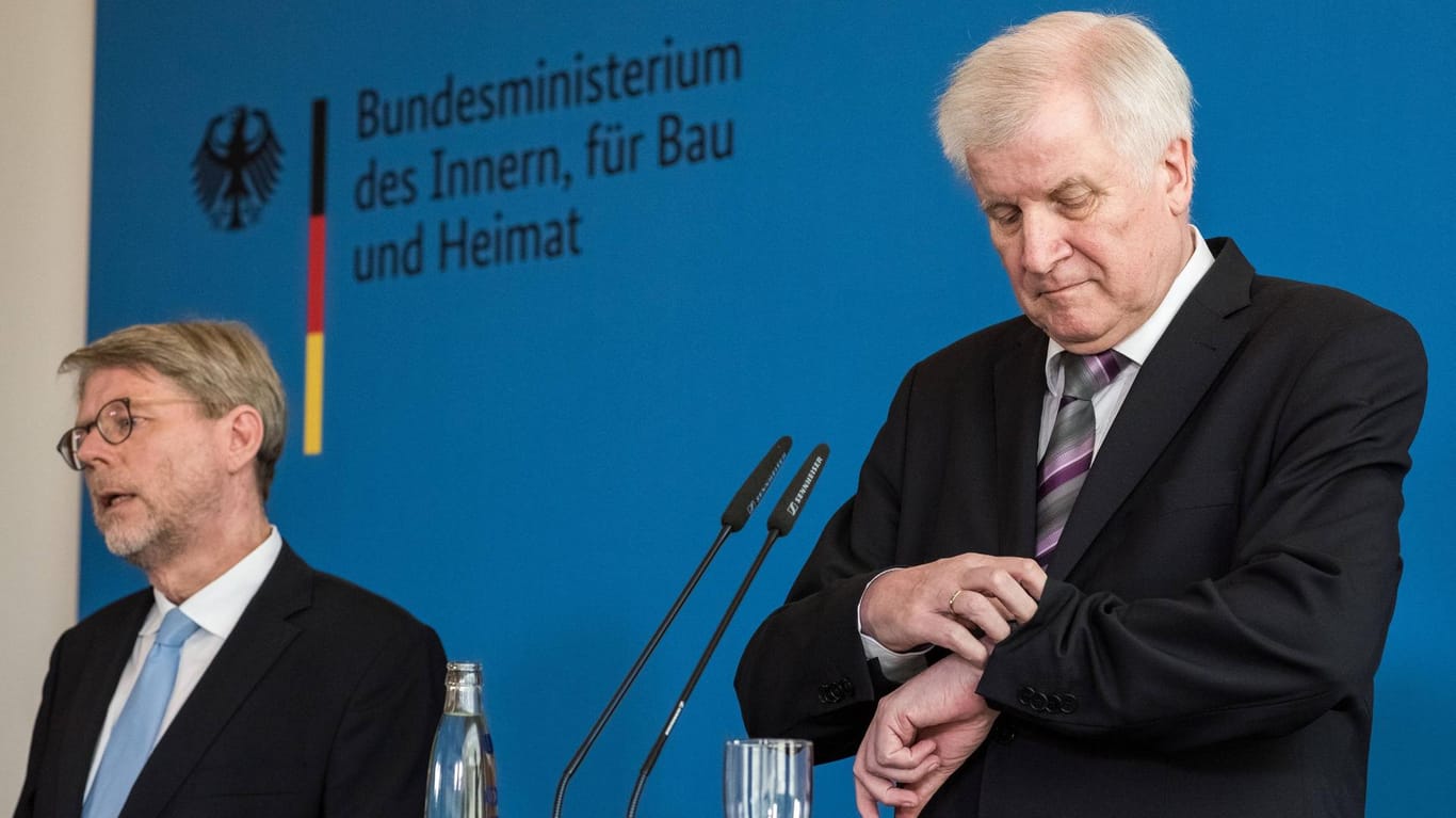 Horst Seehofer (re.): Der Bundesinnenminister hat den Juristen Hans-Eckhard Sommer (li.) zum neuen Leiter der Bundesamt für Migration und Flüchtlinge ernannt.