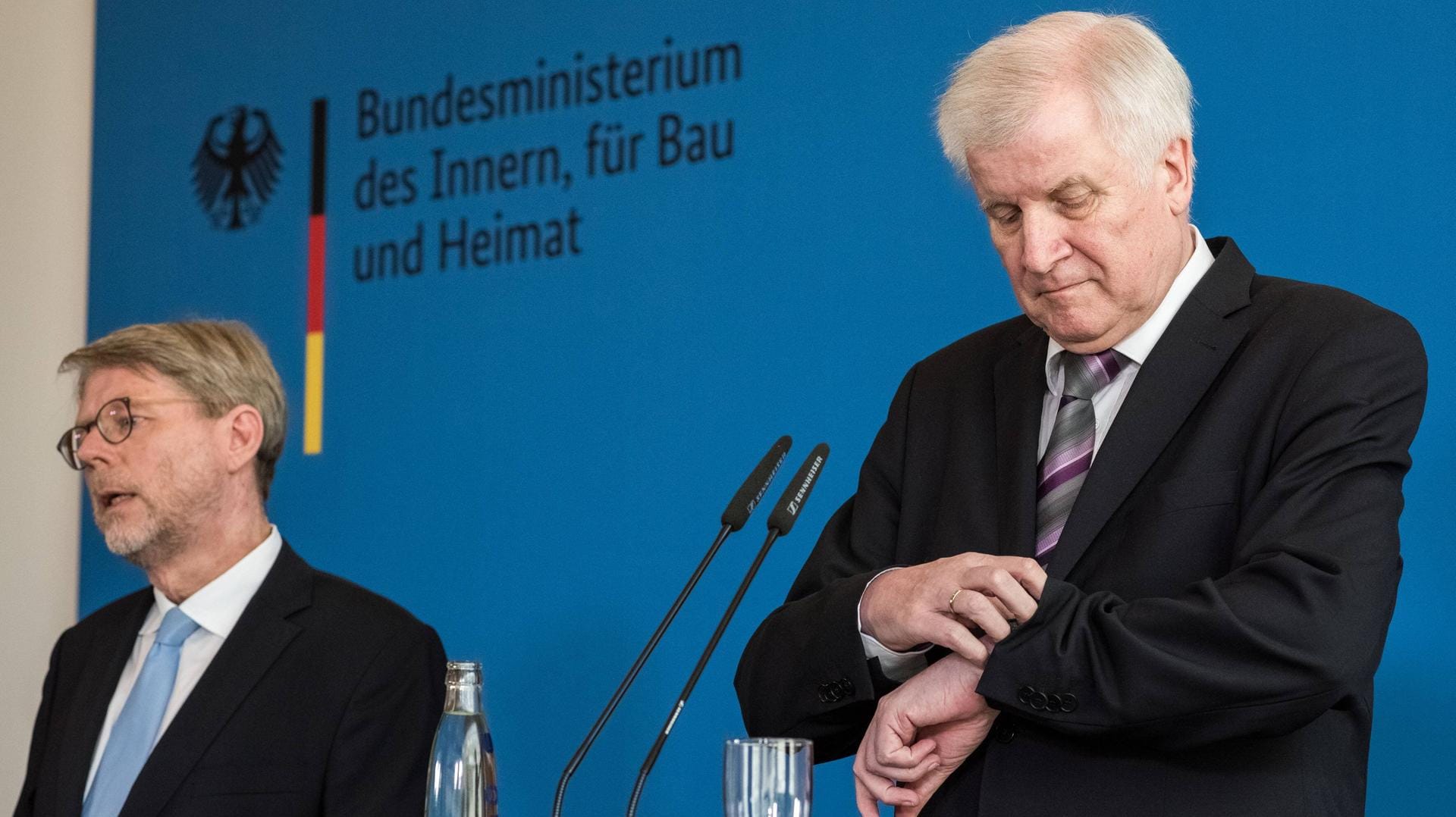 Horst Seehofer (re.): Der Bundesinnenminister hat den Juristen Hans-Eckhard Sommer (li.) zum neuen Leiter der Bundesamt für Migration und Flüchtlinge ernannt. Horst Seehofer (re.): Der Bundesinnenminister hat den Juristen Hans-Eckhard Sommer (li.) zum neuen Leiter der Bundesamt für Migration und Flüchtlinge ernannt.