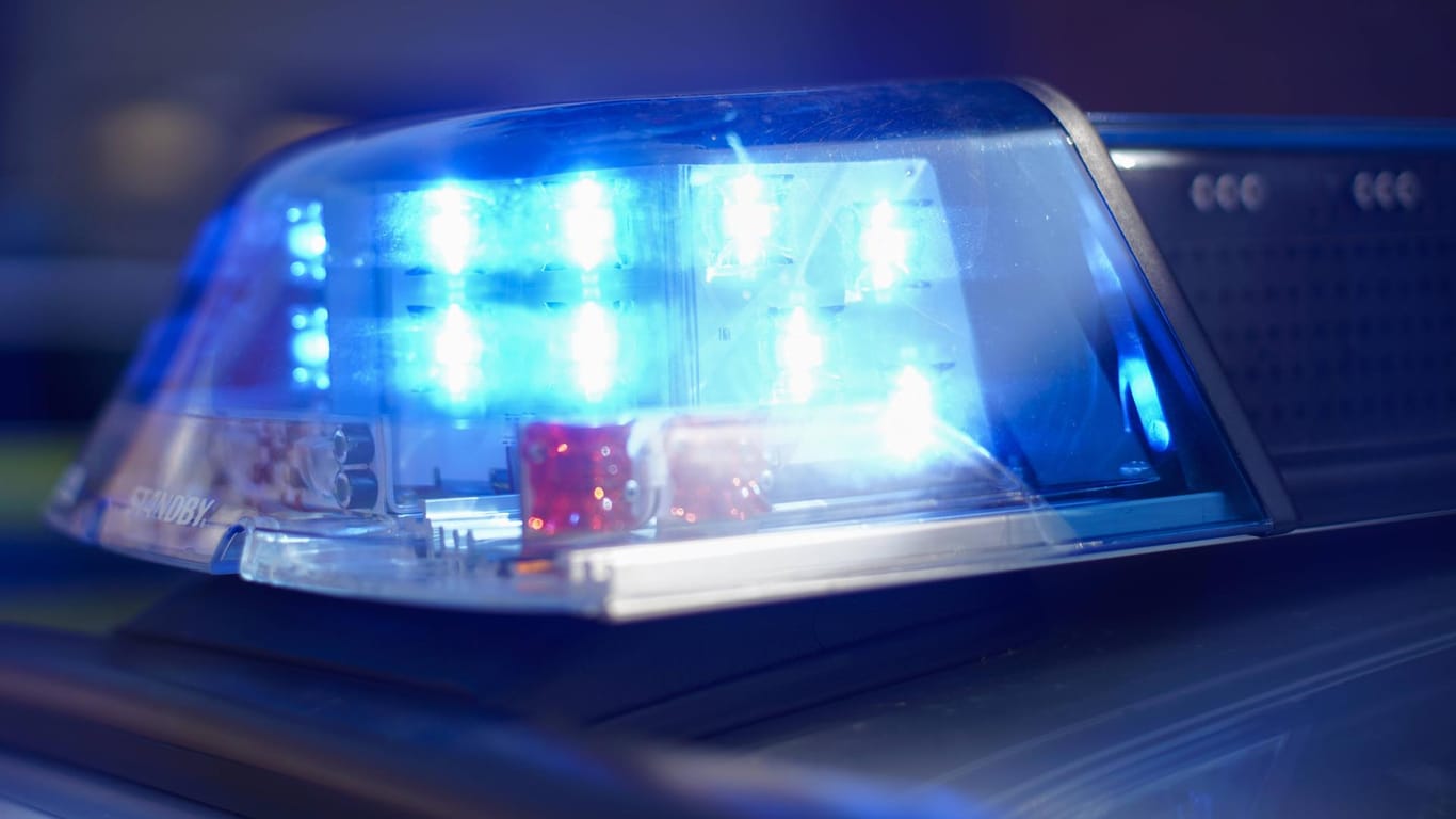 Eine Polizeisirene: Nachdem sich ein Mann nach einer Messerstecherei in einer Kölner Wohnung einsperrte, musste das Sondereinsatzkommando der Polizei ausrücken.