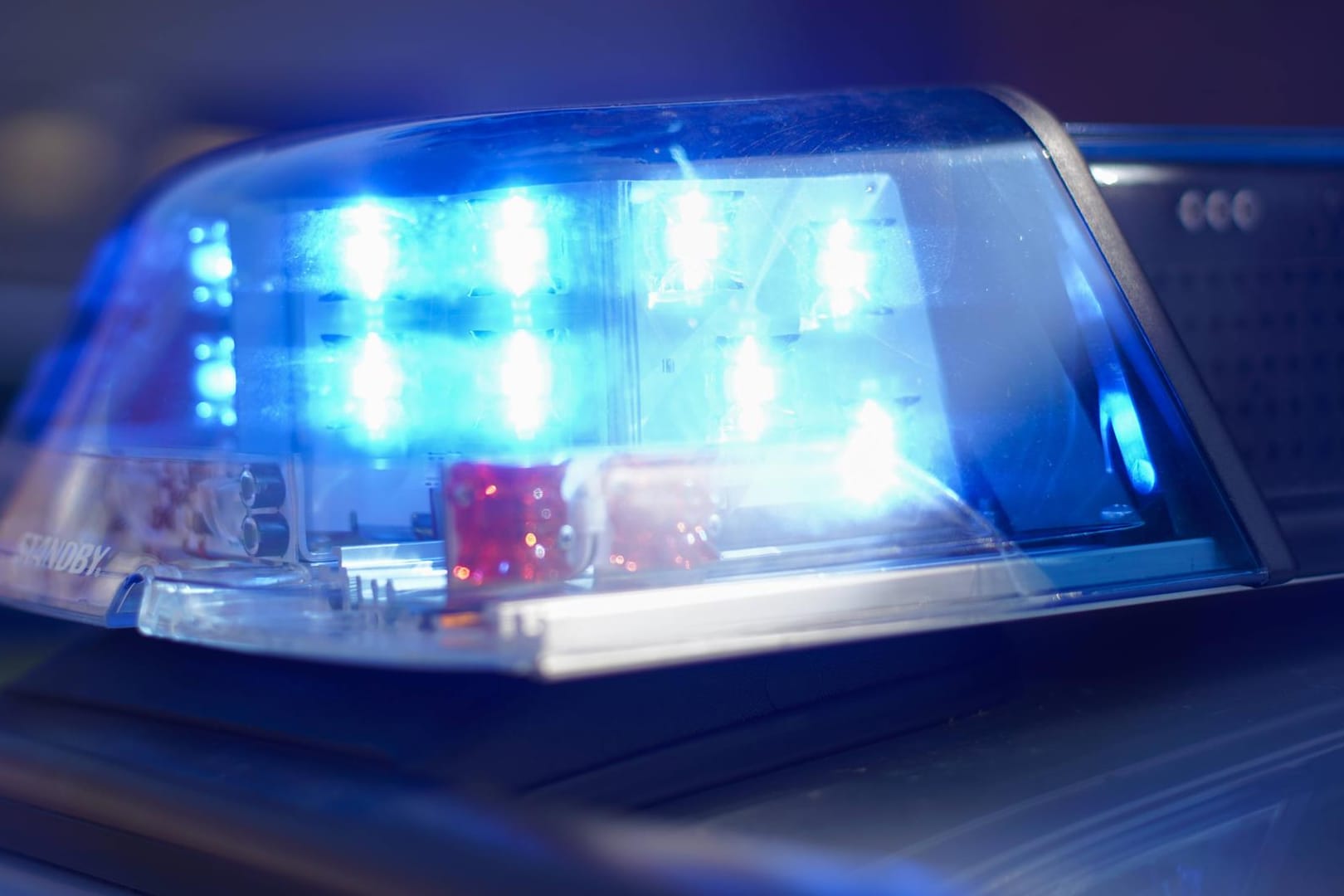 Eine Polizeisirene: Nachdem sich ein Mann nach einer Messerstecherei in einer Kölner Wohnung einsperrte, musste das Sondereinsatzkommando der Polizei ausrücken.